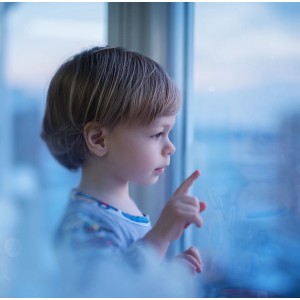 Kind am Fenster mit Venilia Fensterfolie Technical Film Tönung. Sichtschutz und Blendschutz.