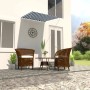 Einziehbare Markise in Blau-Weiß gestreift über einer Terrasse, spendet Schatten. Ideal für Sonnenschutz.