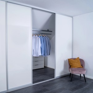 Schiebetür-Baupaket mit silbernem Profil und weiß-schwarzem Dekor, 1022x2600mm, als begehbarer Kleiderschrank.