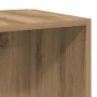 Detailaufnahme eines Eckregals in Artisan-Eiche, Teil eines Wohnzimmerschranks.