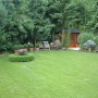 Gepflegter Garten mit sattgrünem Spiel- & Sport-Rollrasen. Ideal für Familien.
