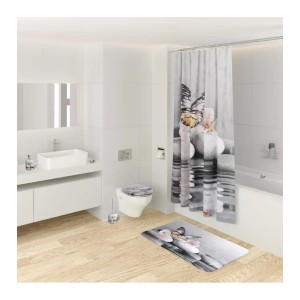 Badezimmer mit Sanilo Seifenspender, Duschvorhang und Badematte mit Schmetterlingsmotiv.