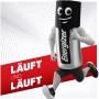 Energizer Max C Baby Batterie, 4er-Pack, als Comicfigur beim Laufen dargestellt.