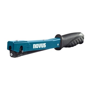 Blauer Novus Hammertacker J-022 mit schwarzem, ergonomischem Griff. Robuster Tacker für Feindrahtklammern, Teppiche & Stoffe.