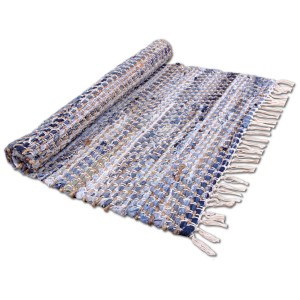 Bestlivings Jeans Flickenteppich, 90x150cm, blau-beige, gerollt mit Fransen.