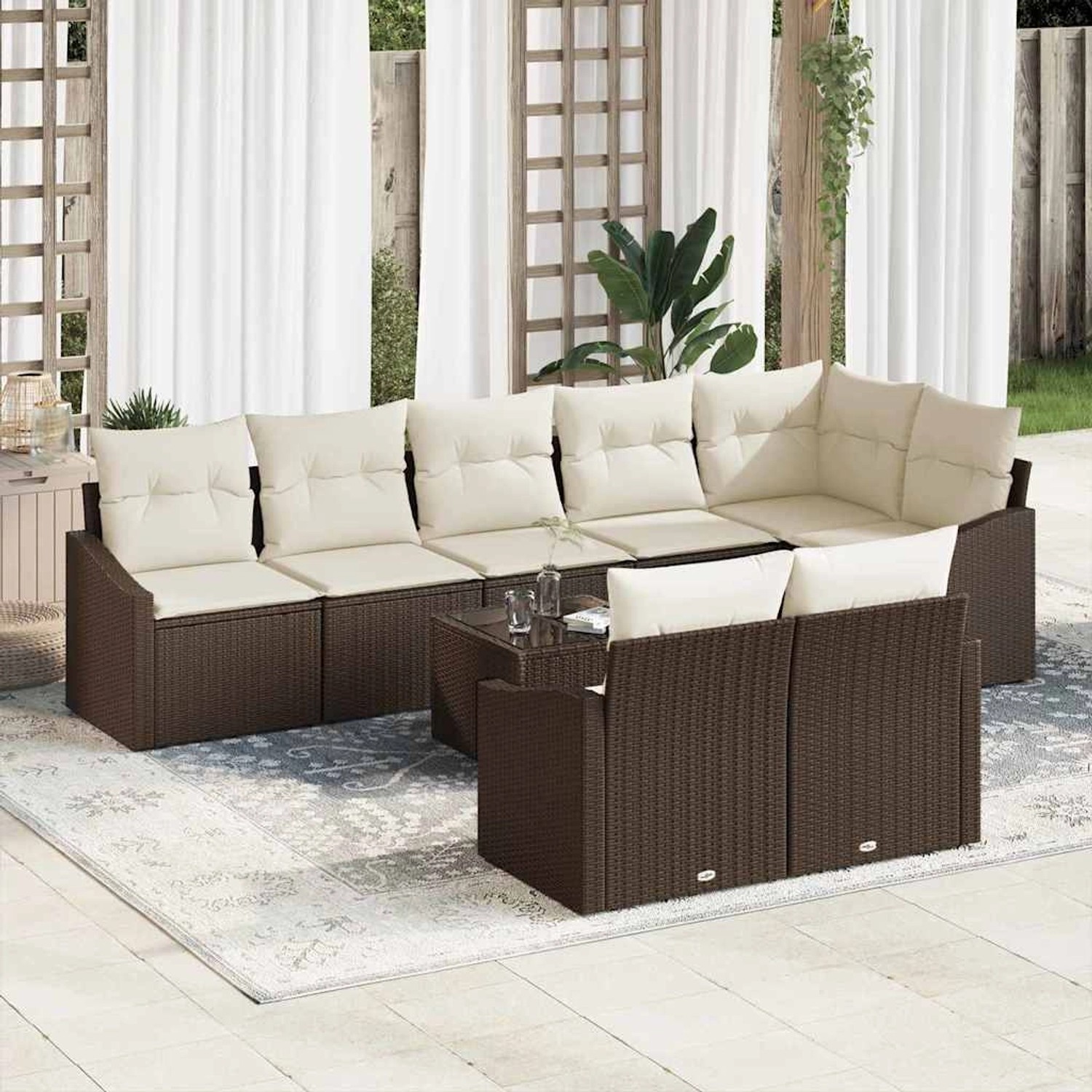 Braunes 9-teiliges vidaXL Garten-Sofa-Set aus Poly Rattan mit Tisch und cremefarbenen Kissen.