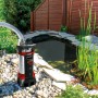 Einhell GE-DP 7935 N-A ECO Schmutzwasserpumpe am Teich mit Schlauch und Aquasensor.
