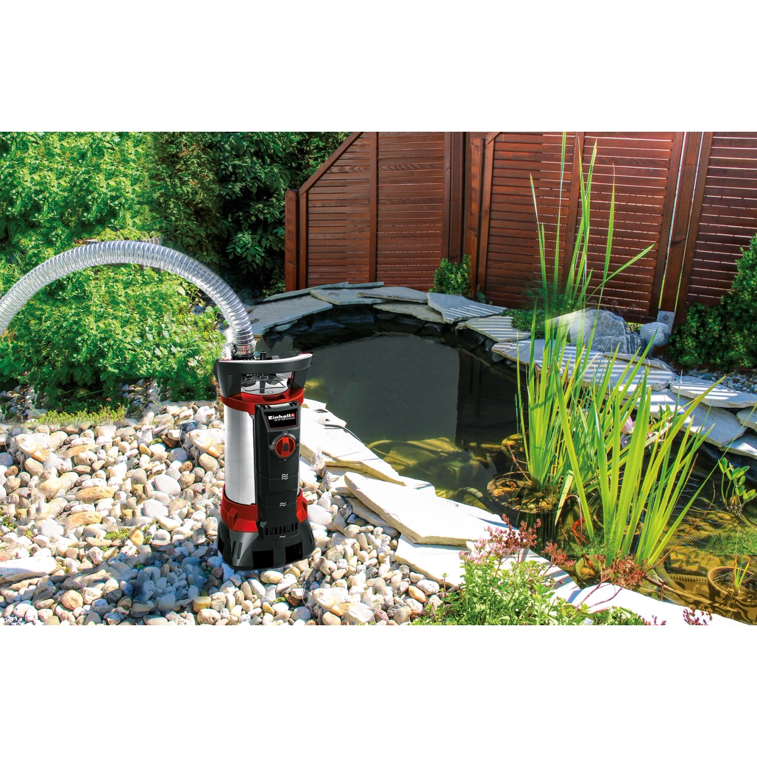 Einhell GE-DP 7935 N-A ECO Schmutzwasserpumpe am Teich mit Schlauch und Aquasensor.