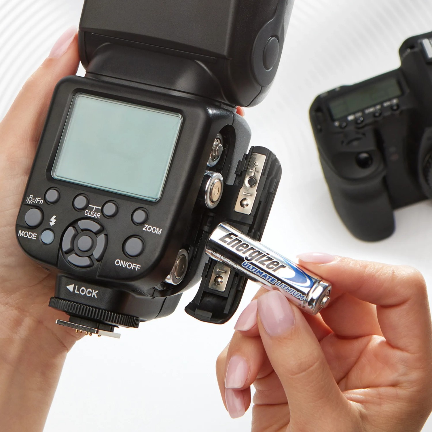 Energizer Lithium AA Batterie wird in ein Blitzgerät eingesetzt.