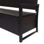 Braune Poly-Rattan Gartenbank mit Staufach und creme Kissen. Detailansicht.