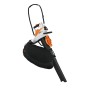 Stihl Akku-Saughäcksler SHA 56 (ohne Akku/Ladegerät) in Orange mit Fangsack und Blasrohr.