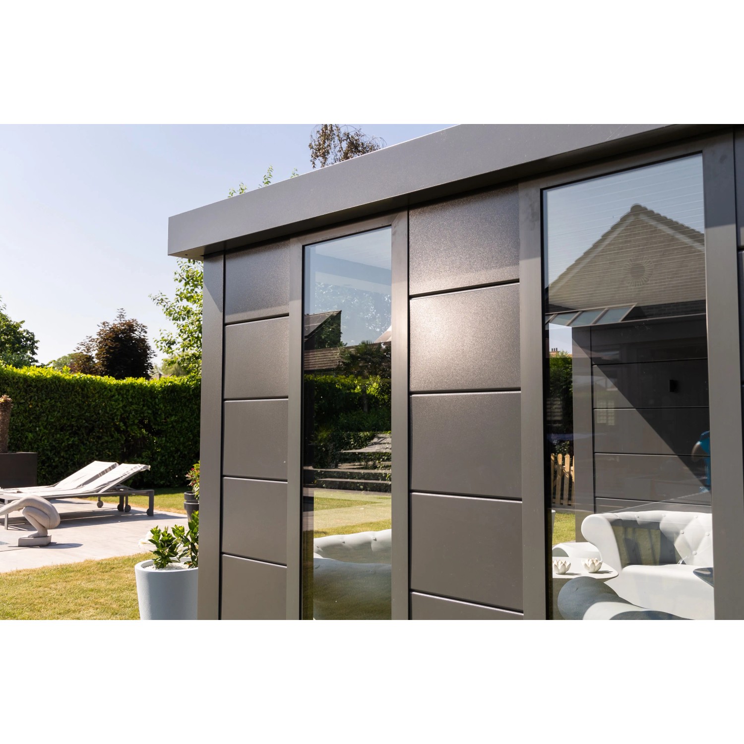 Modernes, weißes Gerätehaus Classico Lounge XL mit Fenster und weißen Ecken im Garten.