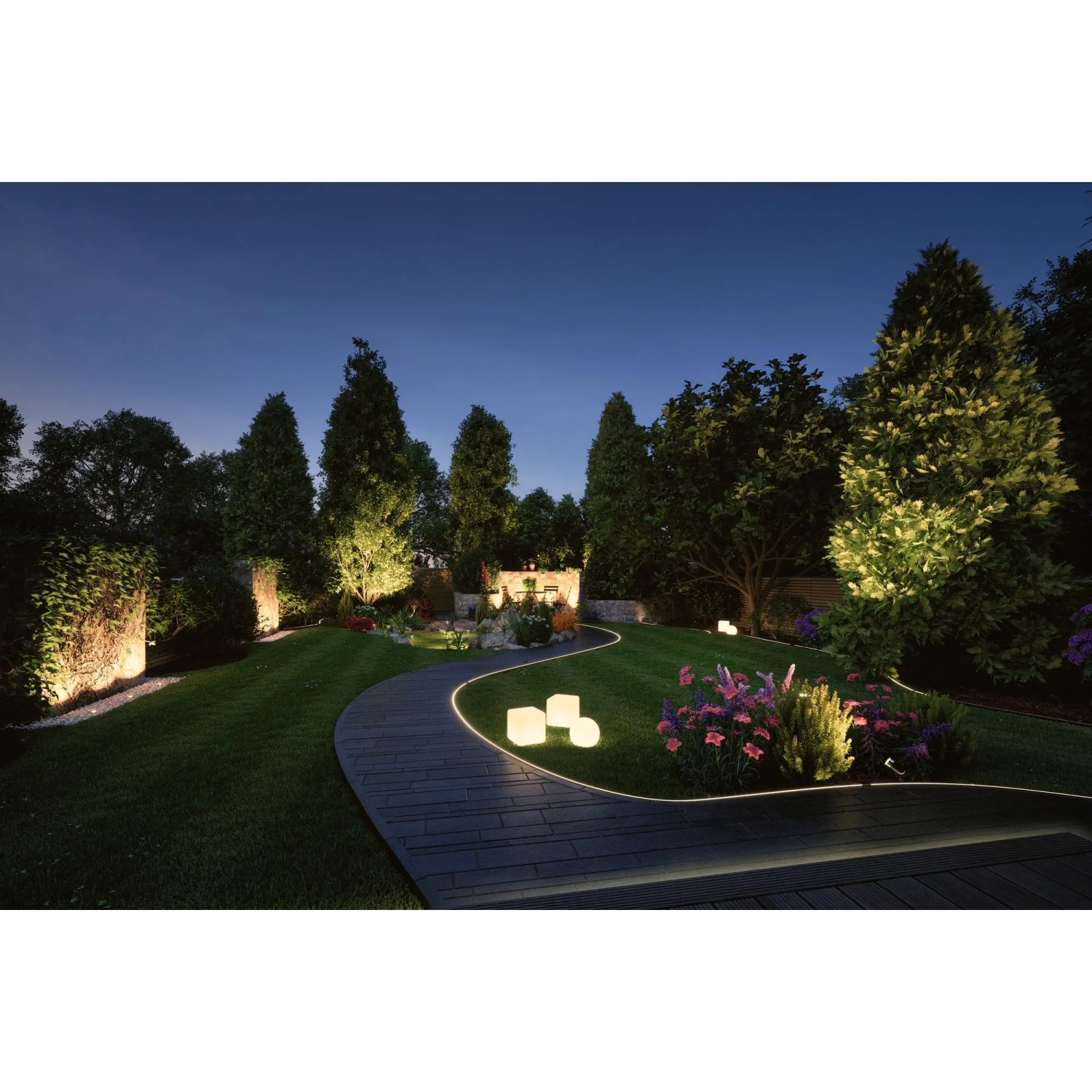 Beleuchteter Garten mit Paulmann Plug & Shine Außenbeleuchtungssystem und 24V Power Supply.