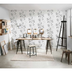 Heller Raum mit A.S. Creation Vliestapete All Seasons Uni Grau mit Blätterranken hinter Werkbank.