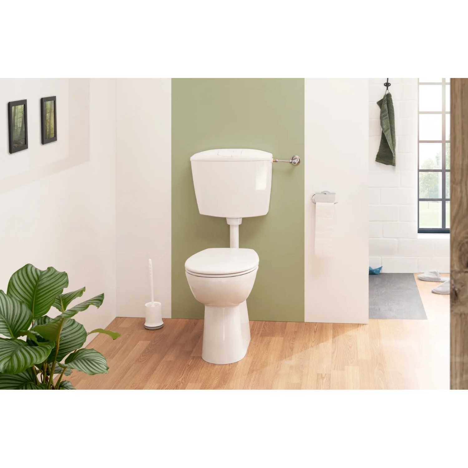 Calmwaters Stand-WC Set, erhöht, spülrandlos, mit Spülkasten und WC-Sitz in Weiß.