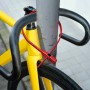 Rotes Basi Kabelbinderschloss am Fahrrad befestigt, sichert vor Diebstahl.