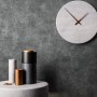 Newroom Vliestapete Perseus Moonlight Betonoptik in Anthrazit mit Uhr und Deko.