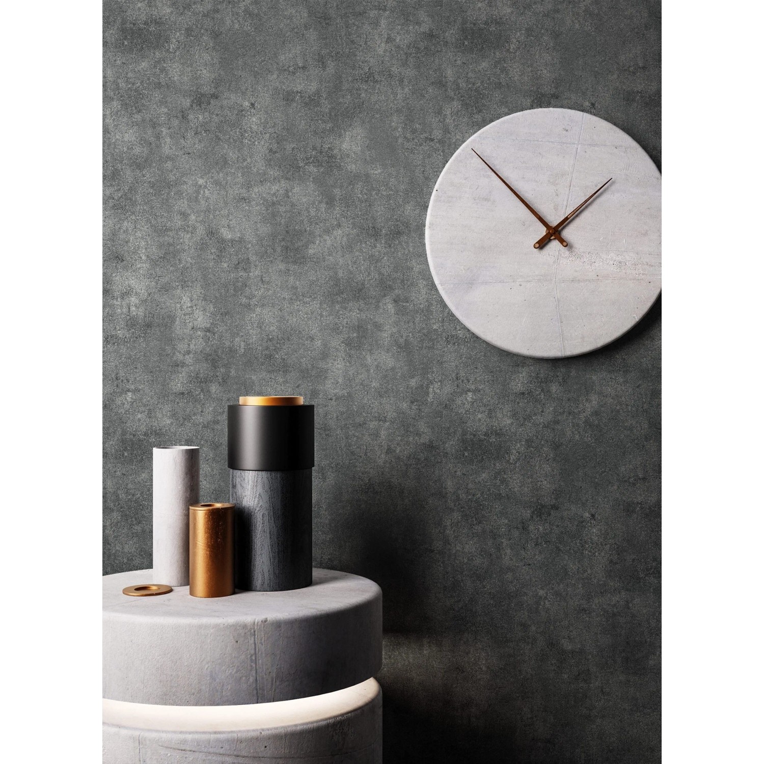 Newroom Vliestapete Perseus Moonlight Betonoptik in Anthrazit mit Uhr und Deko.