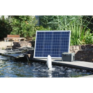 Ubbink Solar Springbrunnenpumpe SolarMax 2500 mit Akku und Solarmodul im Gartenteich.