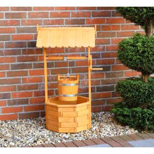 Zierbrunnen Nürnberg aus Holz, mit Eimer und Kette, als Gartendekoration.