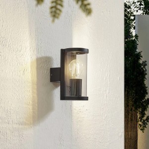 Moderne schwarze Lucande Außenwandleuchte Zanta mit E27 Fassung für Garten und Terrasse.