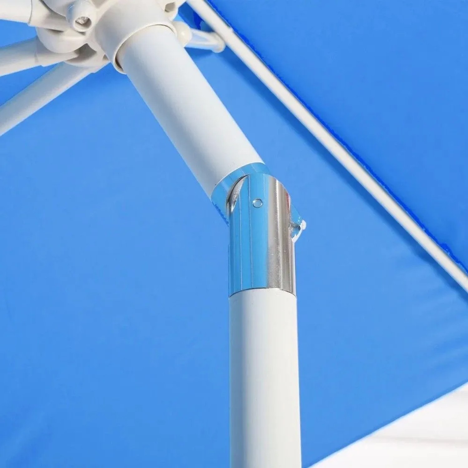 Blauer Sonnenschirm mit neigbarem Gelenk und weißem Gestell. Ideal für flexible Schattenspende.