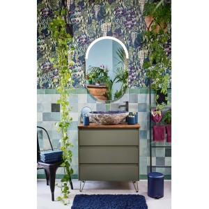 Blau-goldener Keramik Seifenspender baliv Dark Wonder im modernen Badezimmer.