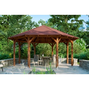 Skan Holz Pavillon Lyon 3 aus Douglasie, Ø 557 cm, Nussbraun, mit Tisch und Stühlen im Garten.