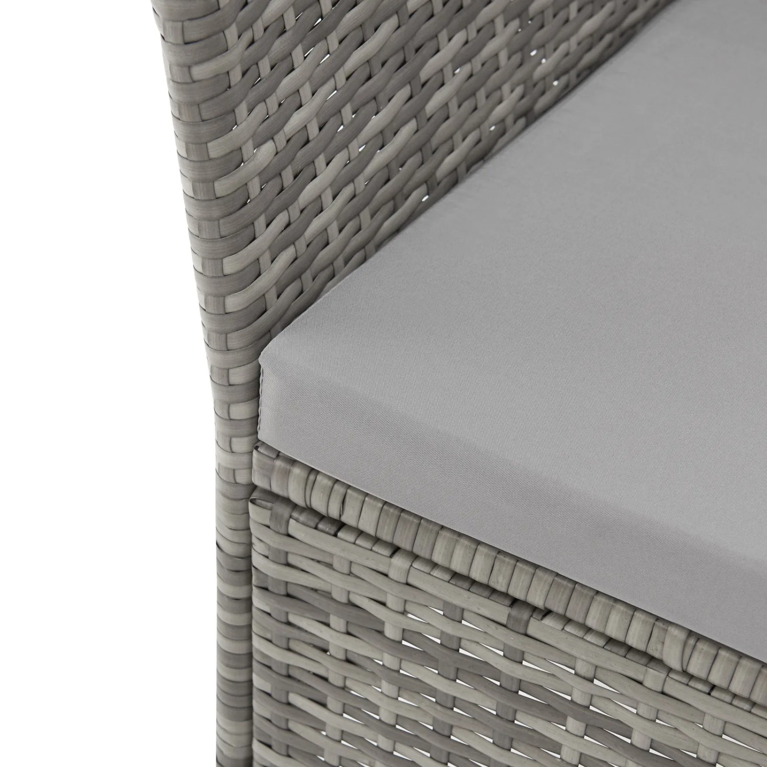 Detailaufnahme: Graue Svita Chicago Rattanbank mit Sitzkissen. Gartenmöbel für Lounge Sitzecke.