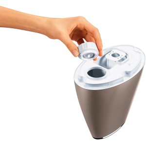 Beurer LB 37 Toffee Luftbefeuchter: Hand setzt Deckel auf Gerät. Ideal für Raumluftverbesserung.