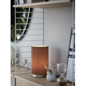 Braune PR Home Dora Tischlampe mit Plissee-Schirm (14x25cm) auf einem Regal.