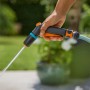 Hand hält Gardena Reinigungsspritze Classic, Wasserstrahl sichtbar.