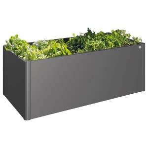 Biohort Hochbeet aus Metall, dunkelgrau-metallic, bepflanzt mit Salat und Kräutern.