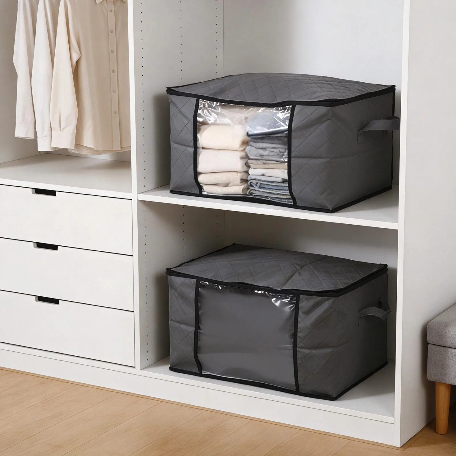 Graue, faltbare Vliesstoff-Aufbewahrungstaschen mit Sichtfenster und Reißverschluss im Kleiderschrank. Für Kleidung, Bettwäsche.