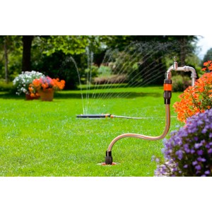 Gardena Start-Set Garten-Pipeline mit Wassersteckdose und Sprinkler im Garten.