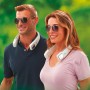 Livington Cool2Go Klimageräte: Paar mit Nackenkühlern im Freien.