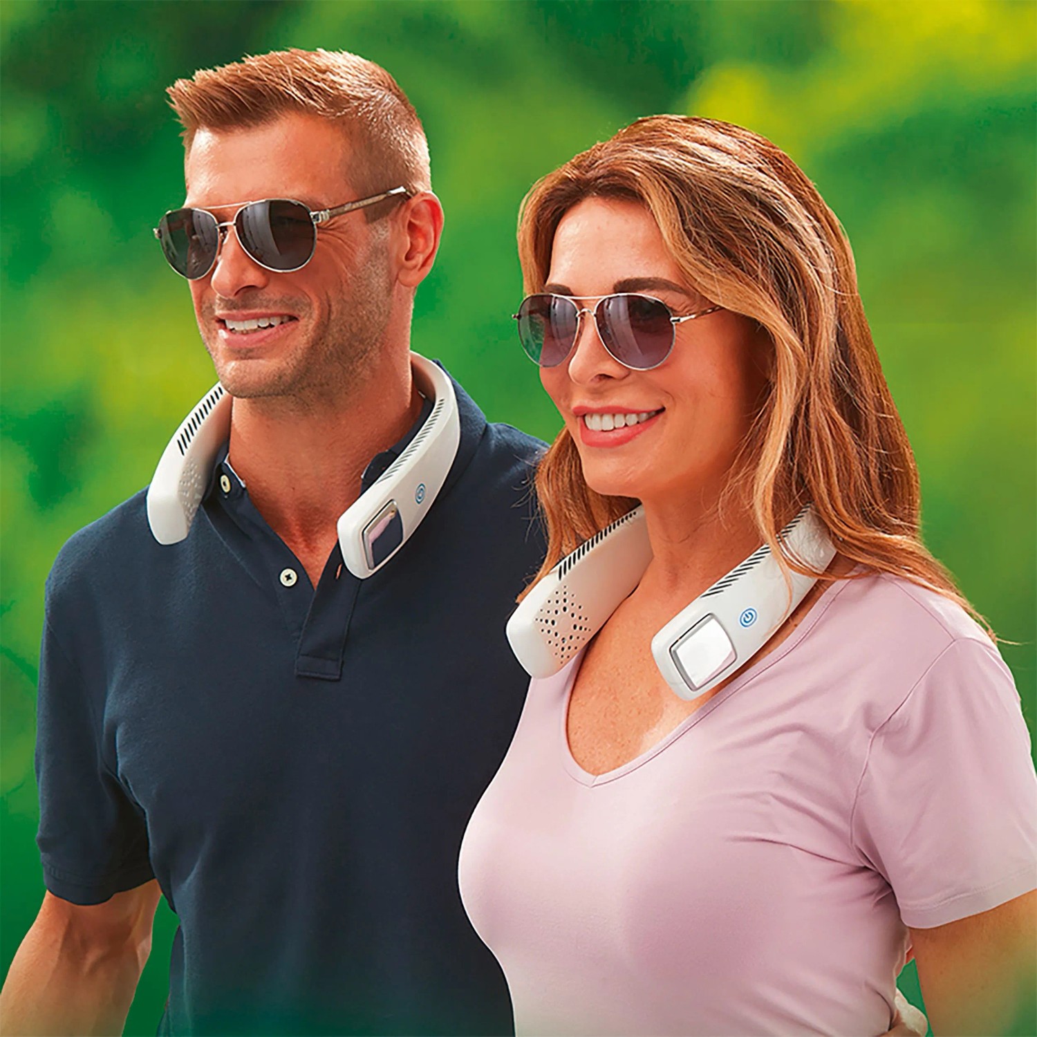 Livington Cool2Go Klimageräte: Paar mit Nackenkühlern im Freien.