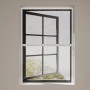 Weißes Insektenschutzrollo mit Kassette am Fenster, teilweise geöffnet.