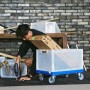 Eurobox System Box Grau 60x40x32 cm auf Rollen mit Person und Werkzeug.