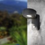 Schwarze Eglo LED-Außenwandleuchte mit Sensor, 6W, 600lm, warmweißes Licht.