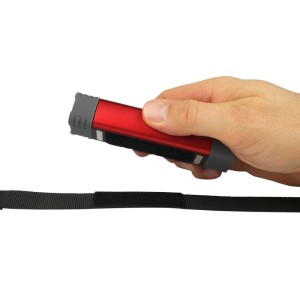 Rote APA Triple Strap Arbeitsleuchte mit Klettband in Hand gehalten.