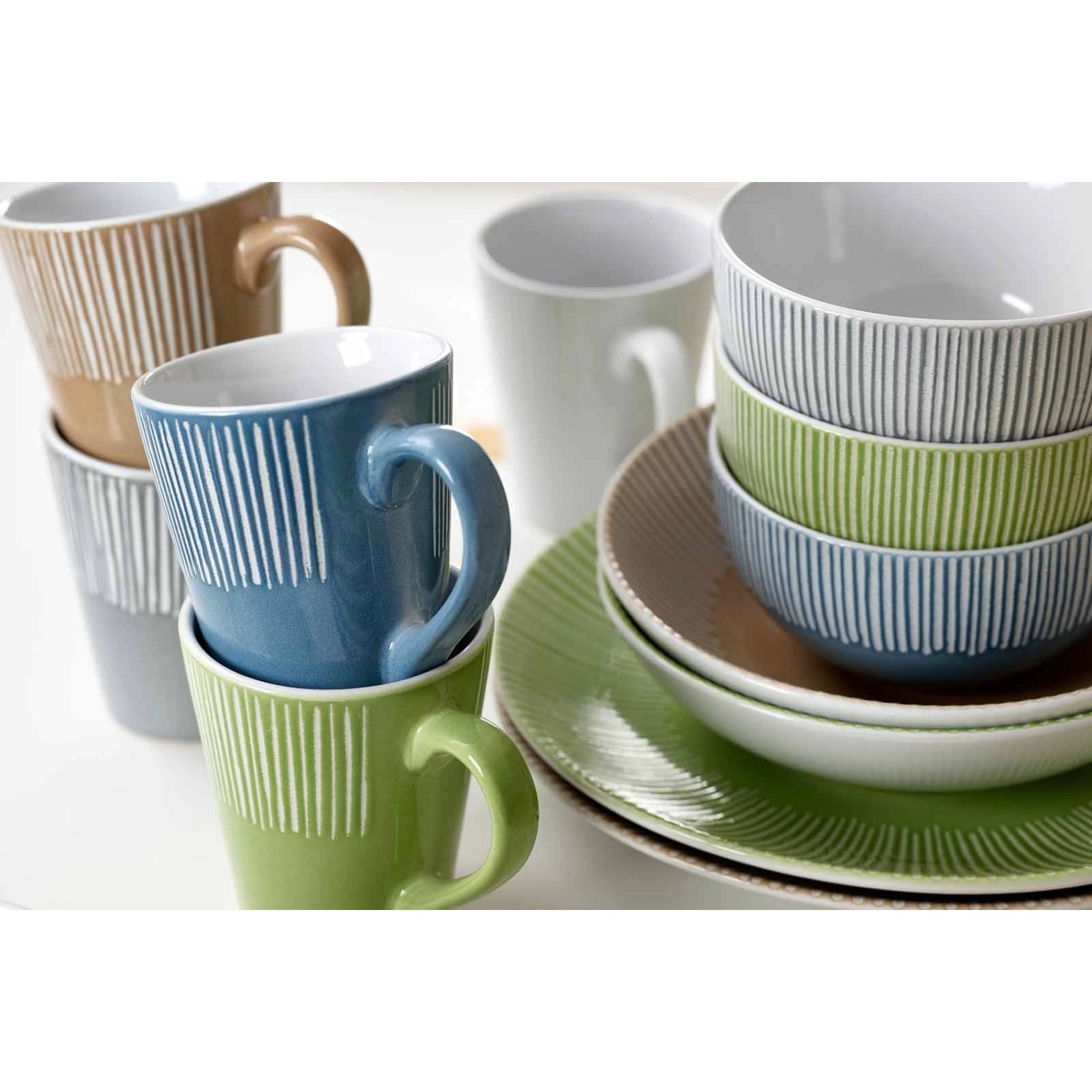 Ritzenhoff & Breker Banda Tafelservice, 12-teilig, blau, mit Tellern, Schüsseln und Tassen in verschiedenen Farben.