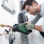 Bosch AdvancedRecip 18 Akku-Säbelsäge beim Sägen eines Kupferrohrs.