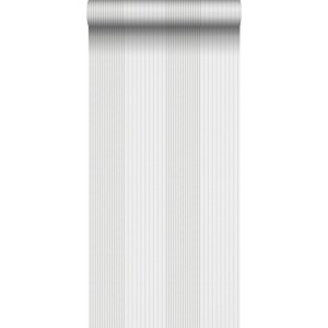 Graue Vliestapete mit feinen Streifen, aufgerollt. Ideal für dekorative Wände im Landhausstil.