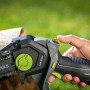 LUX-TOOLS Akku-Astsäge A-EAS-20/154 im Einsatz. Kompakte Akku-Kettensäge für Gartenarbeiten.