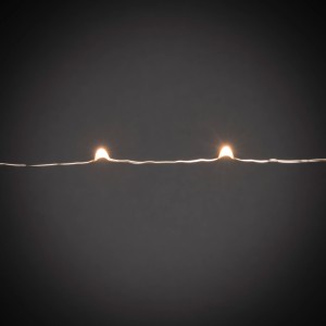 LED Baummantel mit bernsteinfarbenen Tropfen, Innen-Lichterkette für festliche Beleuchtung.