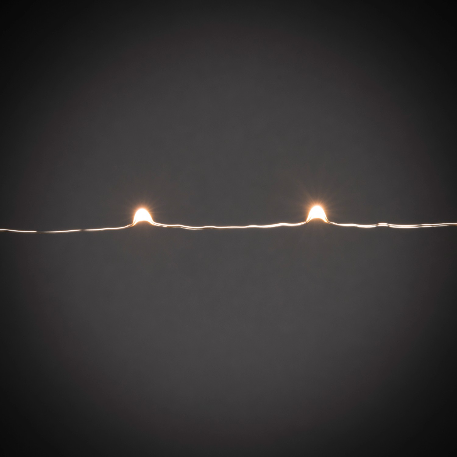 LED Baummantel mit bernsteinfarbenen Tropfen, Innen-Lichterkette für festliche Beleuchtung.