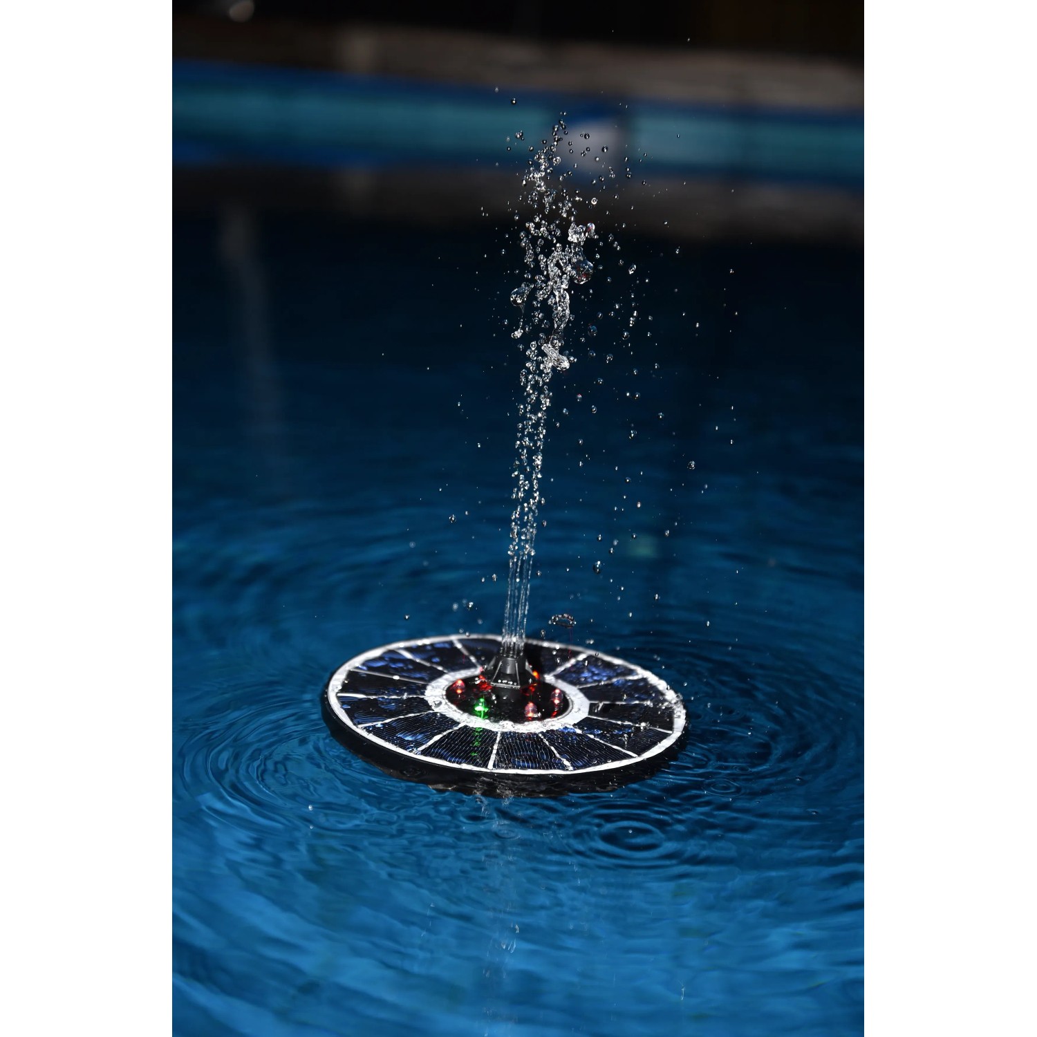 Heissner Solar-Teichpumpen-Set, schwimmende Solarinsel mit LED-Beleuchtung und Wasserspiel im Teich.
