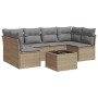 Beige 7-tlg. Garten-Sofagarnitur aus Rattan mit grauen Kissen und Tisch.