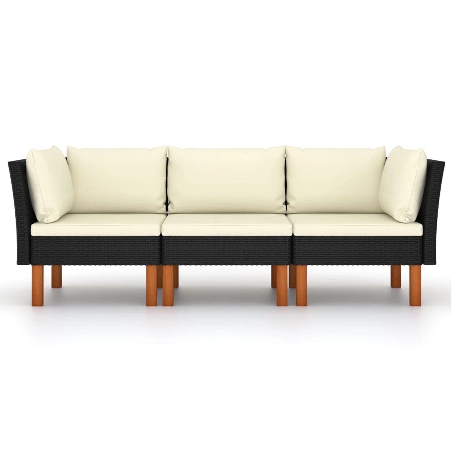 Schwarzes 3-Sitzer Gartensofa aus Rattan mit cremefarbenen Kissen. Gartenmöbel für Terrasse und Garten.